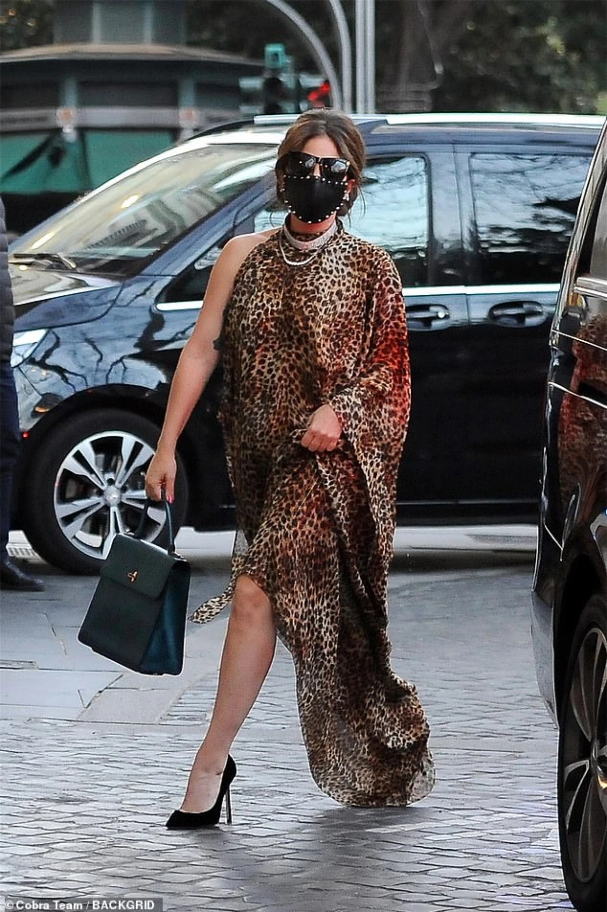 Lady Gaga bị cánh săn ảnh bắt gặp khi đang một mình đến khách sạn ở Ý hôm 24/2 vừa qua.
