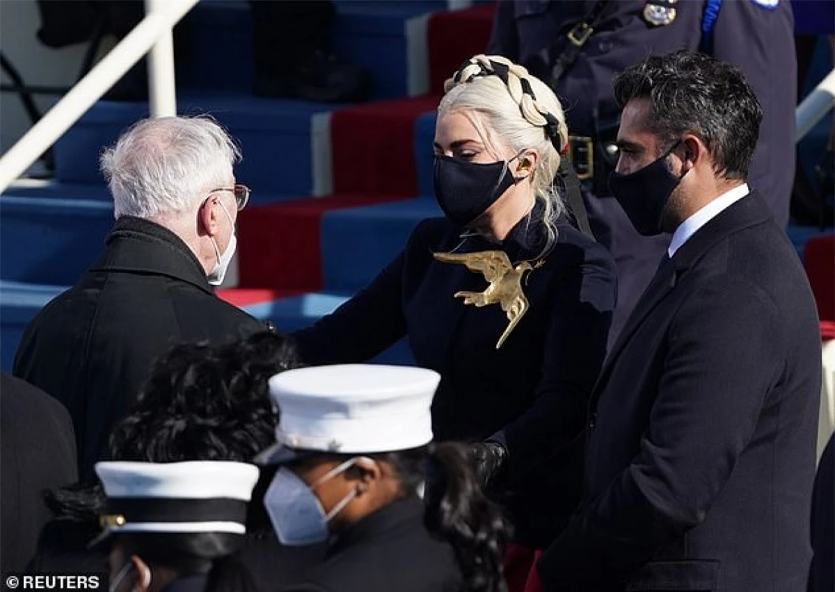 Nữ ca sĩ đeo huy hiệu hình chim bồ câu, biểu tượng hòa bình, trên ngực áo tại lễ nhậm chức Tổng thống./.