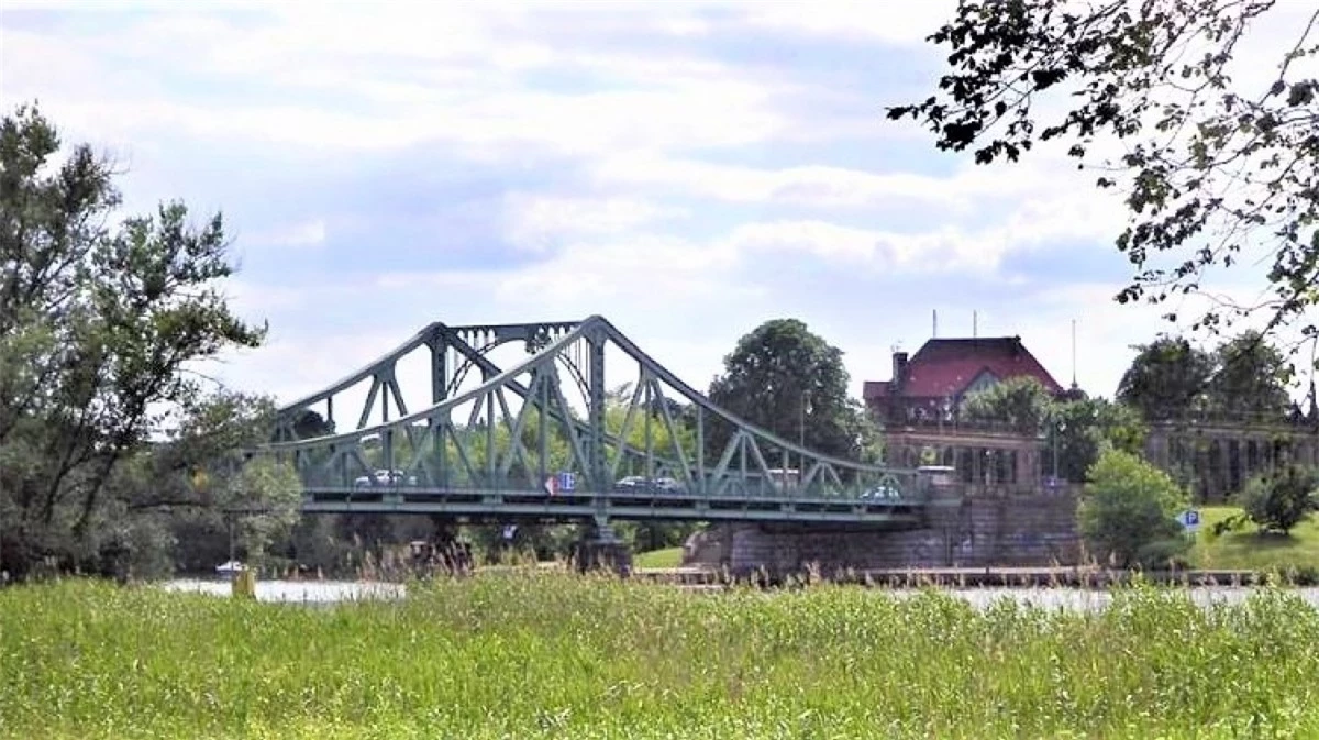 “Cầu điệp viên” Glienicke nhìn từ phía Berlin; Nguồn: topwar.ru