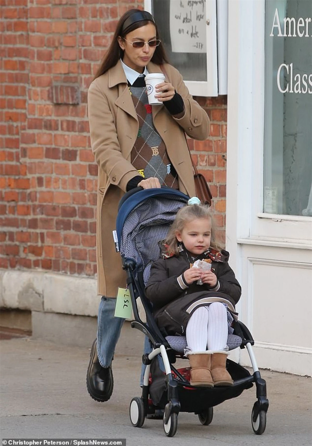 Irina Shayk đưa con gái Lea đi ăn sáng ở New York vừa qua.