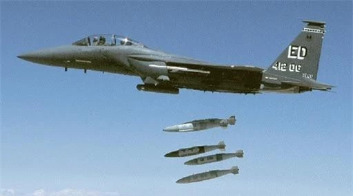 Tiem kich F-15E cua My manh ngang may bay nem bom chien luoc Trung Quoc-Hinh-5