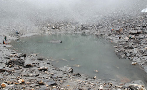 Bí ẩn về hồ xương người khổng lồ trên đỉnh Himalaya