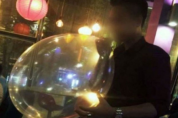 Nhập viện cấp cứu sau những trận cười sảng khoái