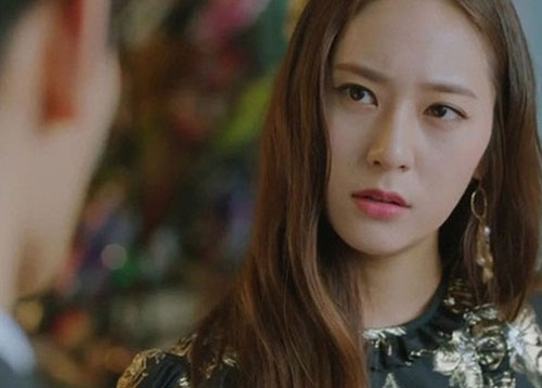 Bức xúc với em chồng, vợ dắt tay đuổi khỏi cửa