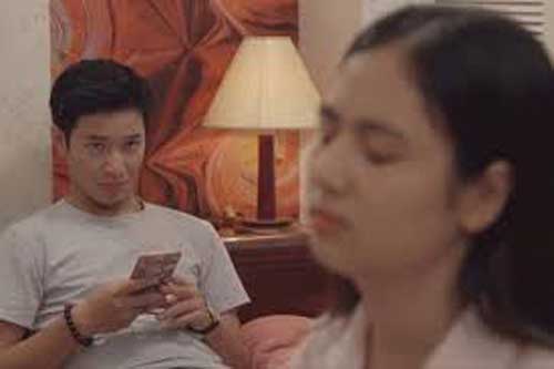 Công việc của chồng bận bịu tới nỗi trong mỗi lần "ân ái", tay anh đều kè kè chiếc điện thoại, nào ngờ đằng sau là sự thật quá cay đắng