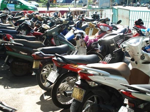 3 nguy cơ đáng sợ khi để xe máy ngoài trời nắng