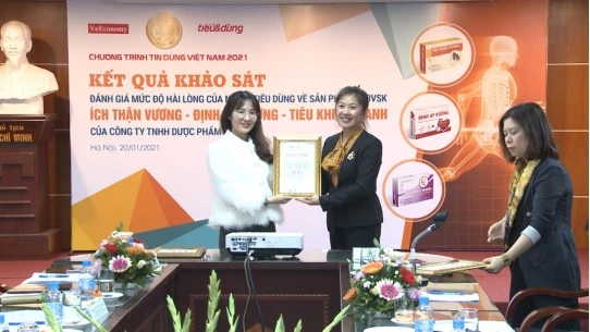Bà Nguyễn Hương – Trưởng nhóm Khảo sát báo cáo kết quả nghiên cứu trong buổi tọa đàm.