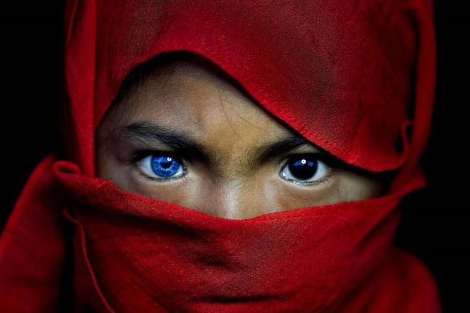 Hội chứng di truyền kỳ lạ khiến cho các thành viên trong bộ tộc bản địa Indonesia sở hữu màu mắt xanh hiếm thấy