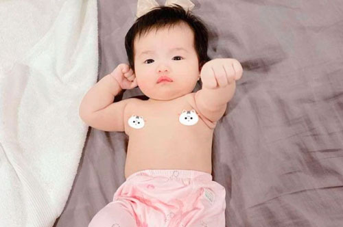 Hành động và biểu cảm ngộ nghĩnh của con gái Đông Nhi - Ông Cao Thắng khiến cộng đồng mạng "tan chảy"