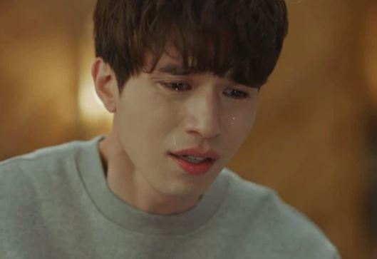 Đau bụng nên xộc thẳng vào nhà vệ sinh, tôi thấy vợ đang ăn mặc vô cùng nóng bỏng nhưng giọng nói lạ mới gây sốc