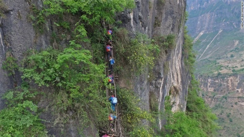 Cảnh sống khó tin ở ngôi làng cheo leo trên vách núi