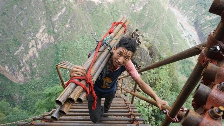 Cảnh sống khó tin ở ngôi làng cheo leo trên vách núi