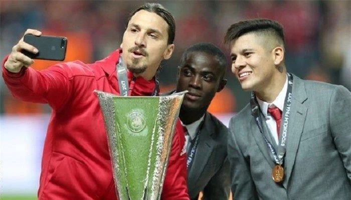 Ibrahimovic bị kẹt xe, liều mạng đi ‘xe ôm’ kịch tính như phim