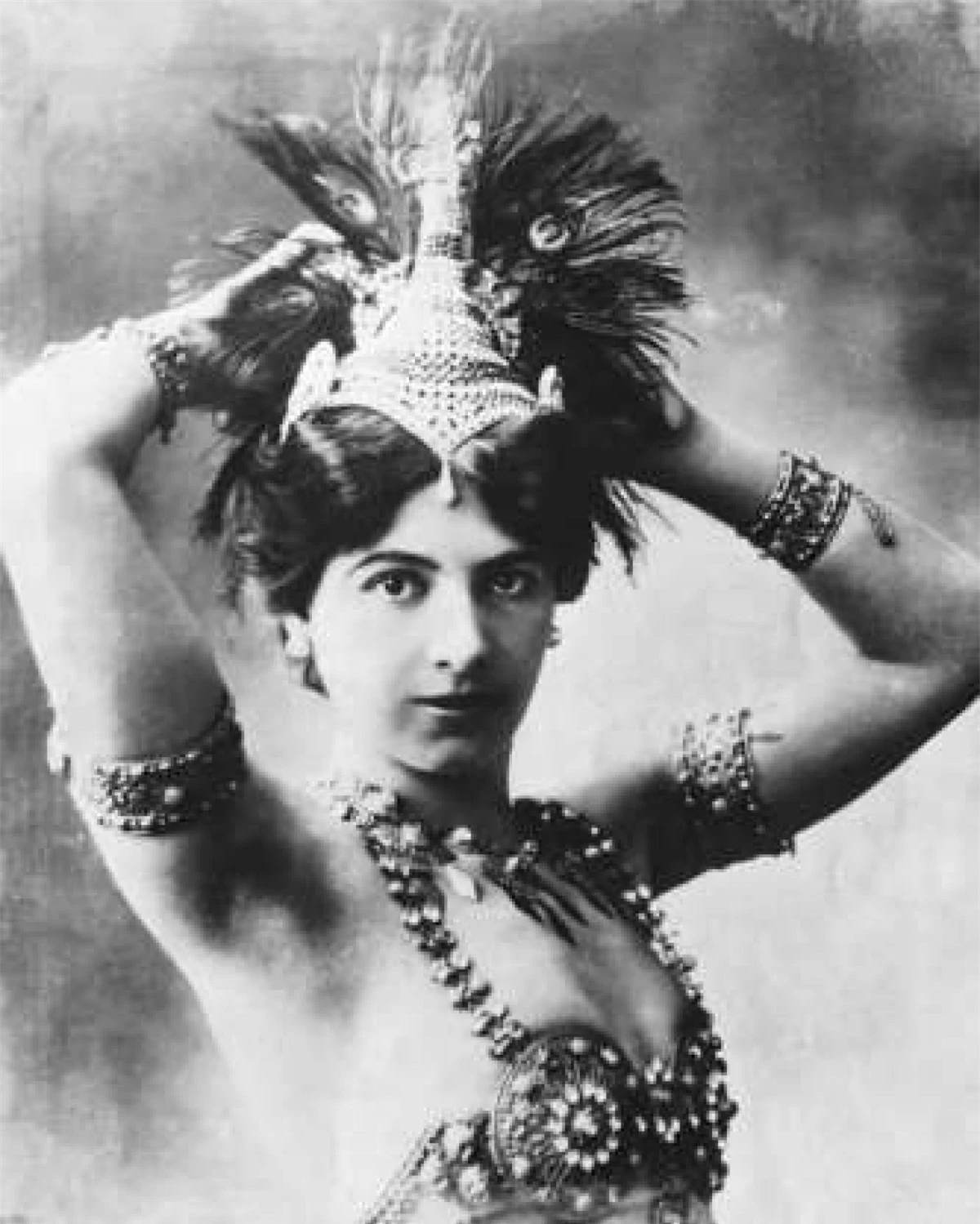 Mata Hari (1876–1917): Mata Hari, sinh ra tại thị trấn Leyvarden ở Hà Lan, là một vũ nữ nổi tiếng khắp Paris hoa lệ với những điệu nhảy tốn nhiều giấy mực của các nhà phê bình nghệ thuật. Trong suốt Thế chiến I, Mata Hari được cho là có nhiệm vụ thu thập tin tức có liên quan đến hoạt động quân sự của Pháp ở Paris và các khu vực chiến lược quan trọng rồi thông báo cho cơ quan tình báo Đức. Năm 1917, cô bị Pháp xử bắn và qua đời ở tuổi 41.