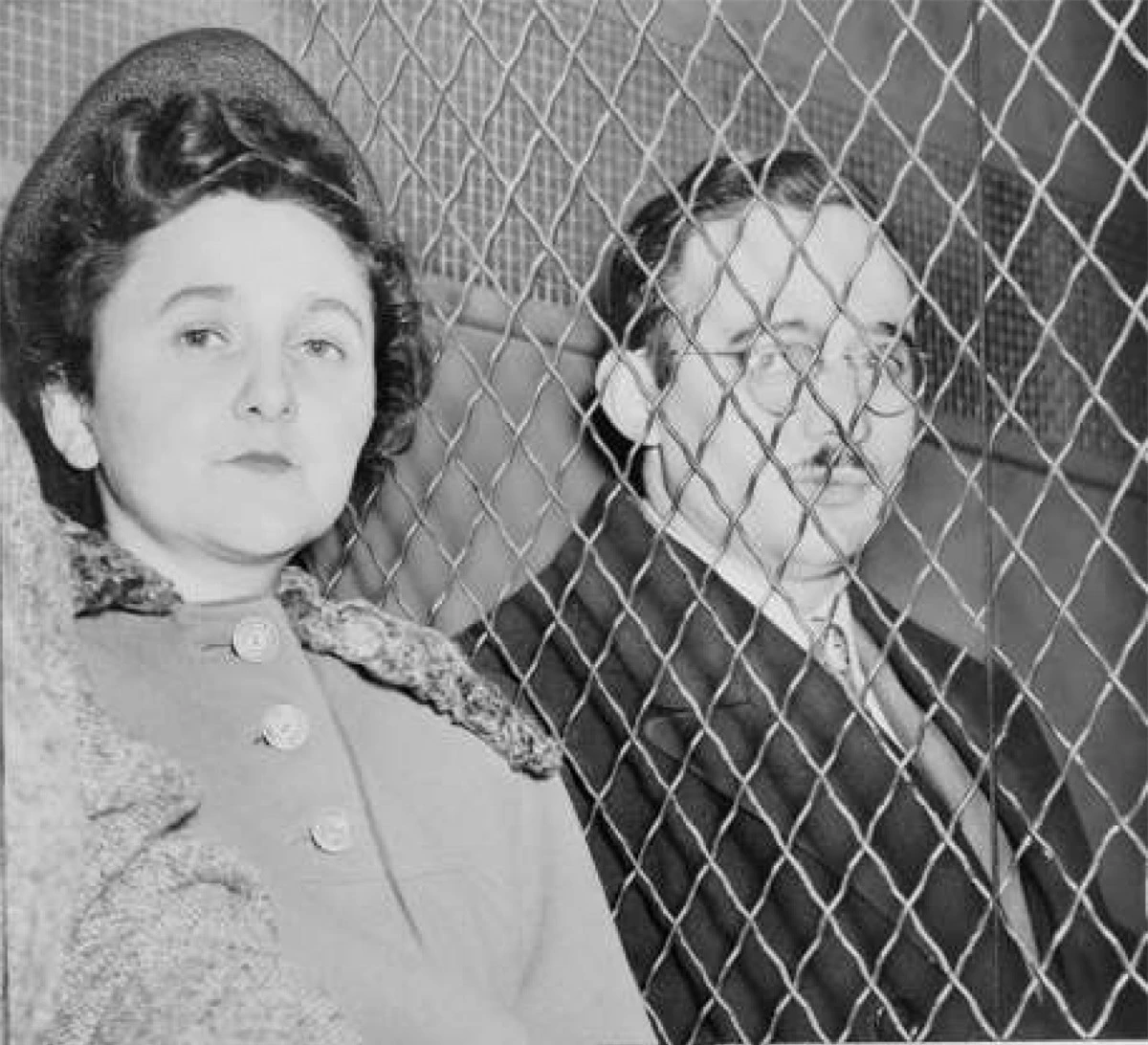 Julius (1917–1953) và Ethel (1916–1953) Rosenberg: Là những công dân Mỹ, gia đình Rosenberg bị cáo buộc cung cấp các thông tin tuyệt mật về công nghệ vũ khí cho Liên Xô trong suốt Chiến tranh Lạnh.