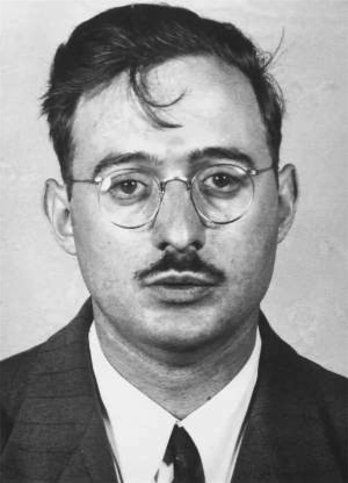 Julius Rosenberg và Ethel Rosenberg bị cáo buộc đã tiết lộ thiết kế vũ khí hạt nhân cho kẻ thù và bị hành quyết vì tội gián điệp.