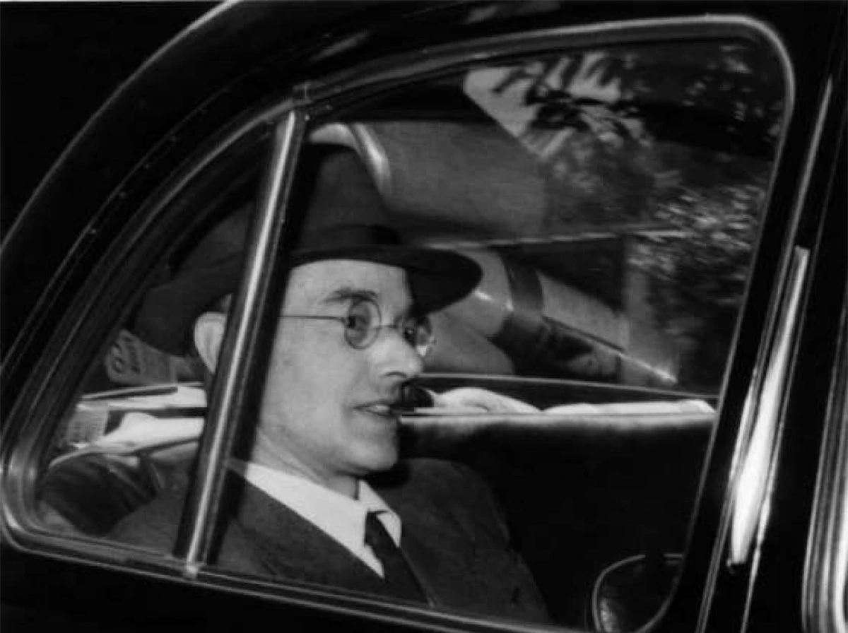 Klaus Fuchs (1911–1988): Sinh ra ở Đức nhưng Fuchs sống ở Canada trong suốt những năm đầu Thế chiến II. Cho tới năm 1943, ông làm việc cho Mỹ trong Dự án Manhattan tuyệt mật. Sau chiến tranh, ông quay lại Anh và làm việc cho Cơ quan Nghiên cứu Năng lượng Nguyên tử. Bị phơi bày là một điệp viên cho Liên Xô vào năm 1950, ông Fuchs bị tuyên án 9 năm tù sau khi di cư tới Đông Đức.