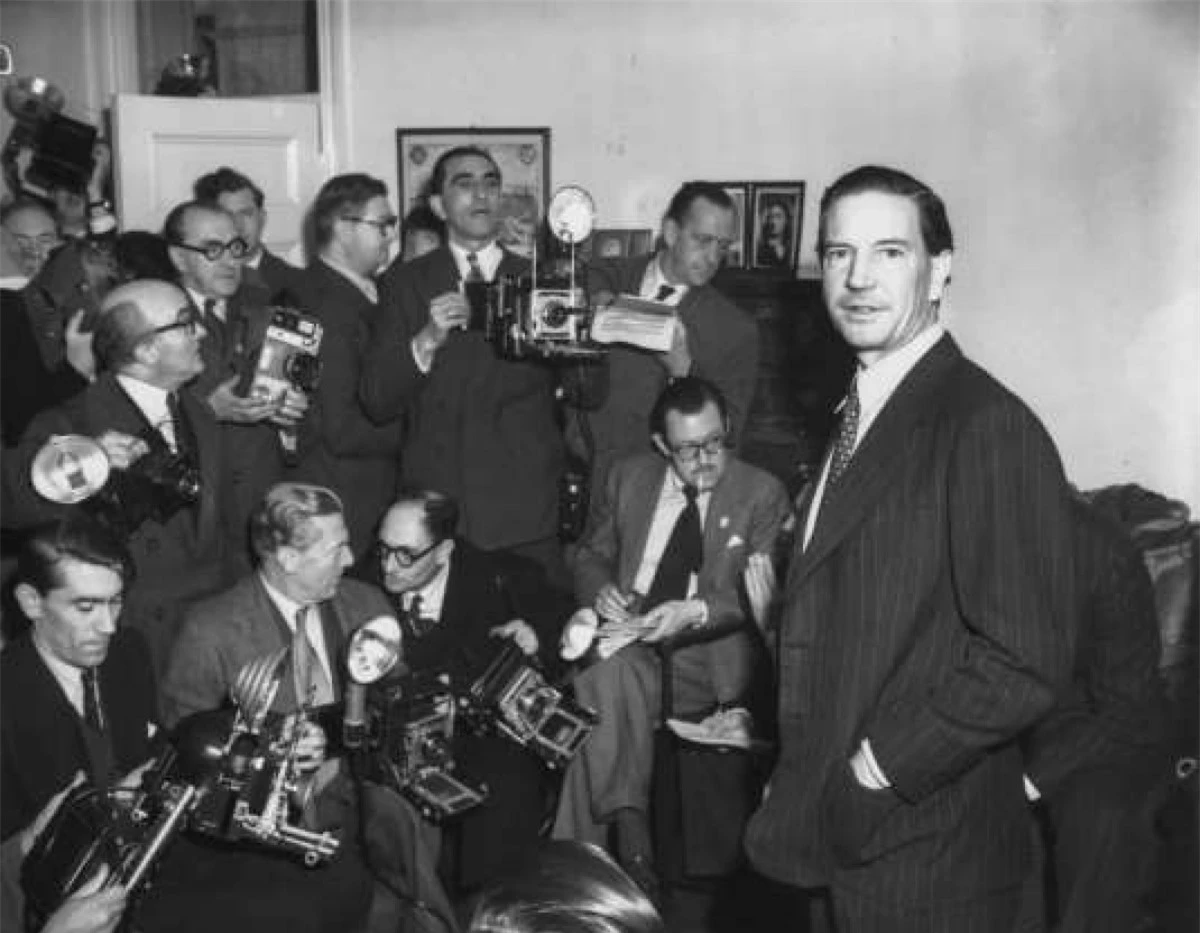 Kim Philby (1912–1988): Philby là “át chủ bài” của Cơ quan Tình báo Đối ngoại Anh (MI6), được tiếp cận với nhiều thông tin tuyệt mật. Tuy nhiên, ông cũng là điệp viên 2 mang nổi danh nhất Liên Xô trong Chiến tranh Lạnh. Ông đến Washington DC năm 1949 nhưng dưới sự giám sát ngày càng chặt của CIA, Philby đã trốn tới Liên Xô từ Beirut. Ông mất tại Moscow và được truy điệu như một người hùng.