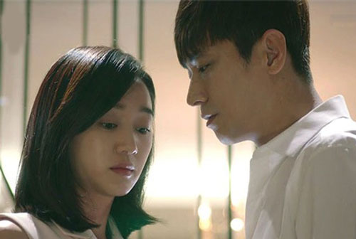 Trong bóng tối, tôi tìm đồ vô tình làm rơi vỡ bát, buông nhân tình ra để dậy bật đèn thì choáng váng với cảnh tượng dưới sàn