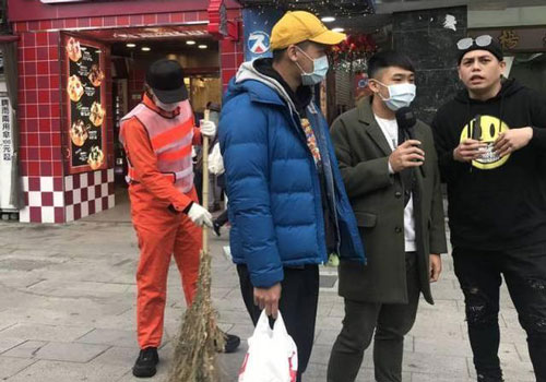 La Chí Tường giả làm công nhân vệ sinh trên phố