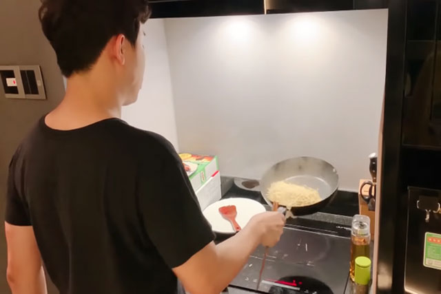 Sau 4 năm kết hôn, chồng lần đầu vào bếp, vợ hớn hở ra mặt cho đến khi nhìn thấy bát canh lạ