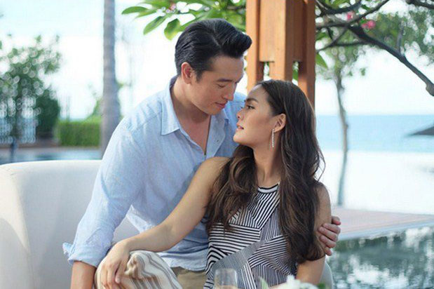 Tóm được vợ trần trụi trong khách sạn với bồ, chồng cười tươi nắm tay đề nghị 'không tưởng'