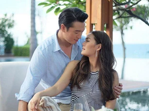 Tóm được vợ trần trụi trong khách sạn với bồ, chồng cười tươi nắm tay đề nghị 'không tưởng'