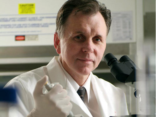 Những nhà khoa học “điên rồ” tự thí nghiệm trên bản thân mình