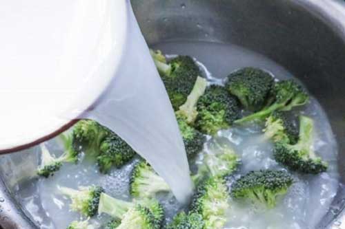 Rửa rau quả cứ cho thêm thứ này, bao nhiêu cặn bẩn, hóa chất đều bay biến mà rau vẫn tươi ngon