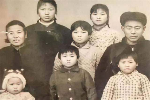 Ông bố đẻ 8 cô con gái bị họ hàng cười nhạo 'Sau này không có thằng chống gậy', nhiều năm sau ai cũng ghen tị nổ đom đóm mắt