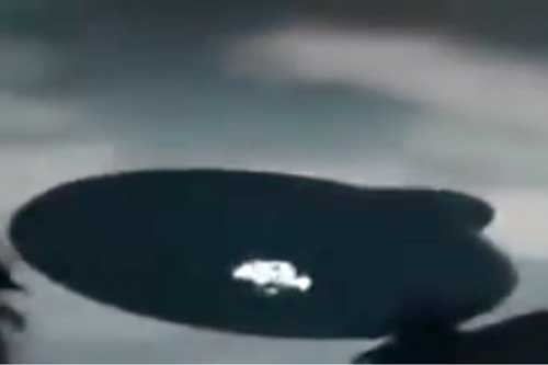 UFO khổng lồ bí ẩn vụt qua bầu trời Malaysia?