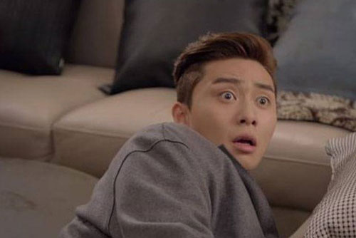 Tân hôn chạy đến an ủi vợ cũ, trở về tôi “sụp đổ” nhìn 2 thứ trên tay vợ mới