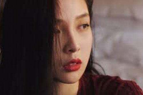 Trong bữa cơm gia đình, chồng tôi đột ngột nhắc đến số tiền 300 triệu khiến mọi người tái mặt còn anh rể giận dữ đập bàn bỏ về