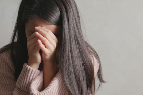 Lỡ tay 'sờ' vào điện thoại người yêu, cô gái phát hiện sự thật khủng khiếp về những món quà lớn mình được tặng