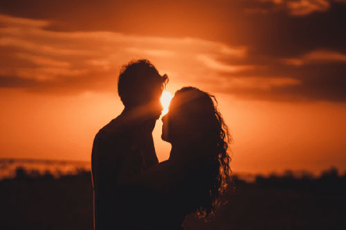 Trong mối quan hệ tình cảm, nếu một người đàn ông chưa cho bạn ba điều này thì hãy ngừng yêu