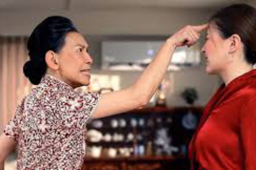 Dẫn con dâu đi mua đồ phòng cưới, mẹ chồng vênh váo "chửa trước không có quyền được chọn", cô gái tung quyết định bất ngờ khiến bà ê chề