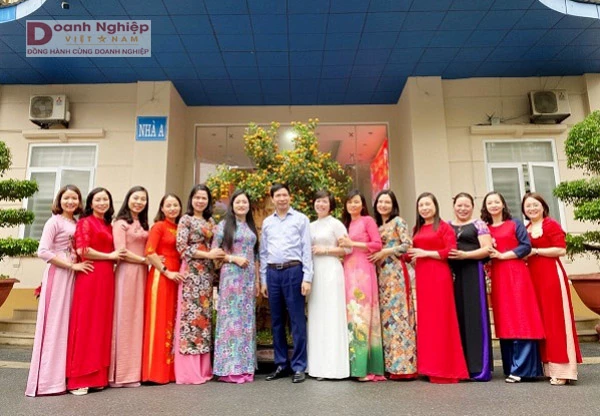 Ông Trần Văn Thức, Giám đốc Sở GD&ĐT Thanh Hóa chụp ảnh lưu niệm với Ban nữ công Công đoàn Cơ quan Sở trong “Tuần lễ Áo dài” 2021.
