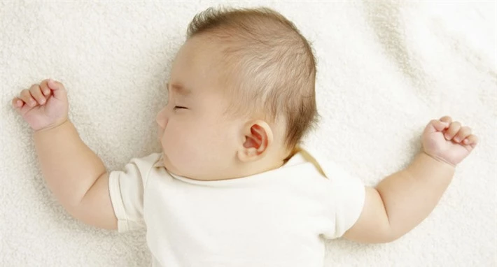 Đến tháng tuổi này mà trẻ sơ sinh vẫn nằm ngủ nghiêng cổ sang 1 bên thì cha mẹ chú ý đưa con đi khám ngay - Ảnh 1.