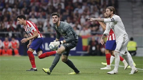 Đây sẽ là trận thứ 5 liên tiếp Courtois (giữa) giữ sạch lưới ở derby Madrid?