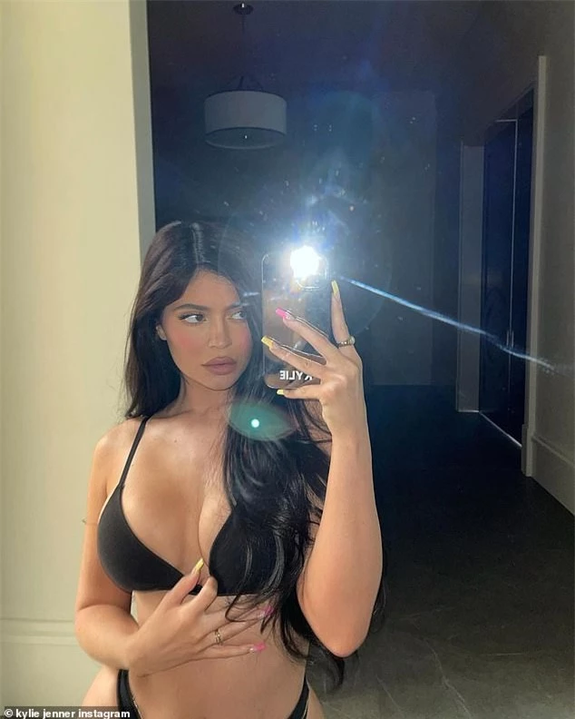 Em gái tỷ phú của Kim Kardashian tung ảnh nóng bỏng - ảnh 3
