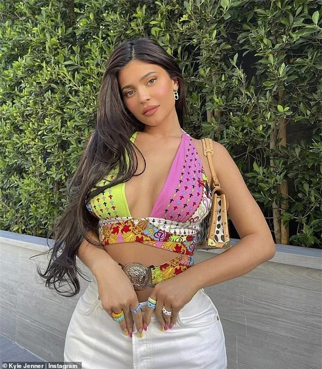 Em gái tỷ phú của Kim Kardashian tung ảnh nóng bỏng - ảnh 8