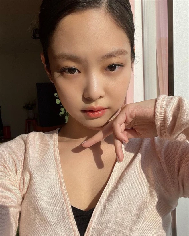 Jennie bung lụa trên Instagram sau tin hẹn hò G-Dragon: Mặt xinh hút hồn chưa hot bằng vòng 1 căng đầy ở hậu trường - Ảnh 2. Jennie bung lụa trên Instagram sau tin hẹn hò G-Dragon: Mặt xinh hút hồn chưa hot bằng vòng 1 căng đầy ở hậu trường - Ảnh 2.