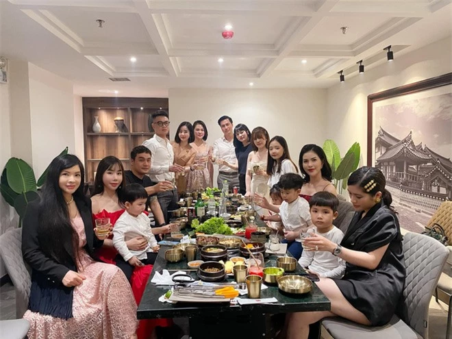 Việt Anh và vợ cũ hội ngộ mừng sinh nhật con trai, nhìn biểu cảm biết ngay tình trạng quan hệ sau ly hôn - Ảnh 4.