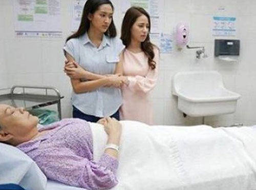 Chăm mẹ chồng nằm viện, nàng dâu gây tranh cãi vì diện áo xuyên thấu