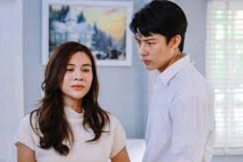 Thấy vợ cũ vẫn đeo nhẫn cưới sau 2 năm ly hôn, chồng cũ mừng rỡ định xin đoàn tụ, ai ngờ câu trả lời của cô khiến anh ta phải "xám mặt"