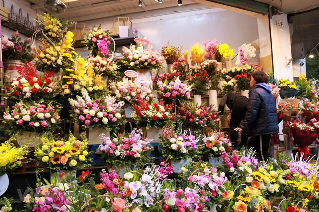 Thị trường quà 8/3: Giá hoa tăng cao, giỏ quà trái cây được ưa chuộng
