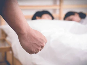 Lái xe về nhà trong đêm, bác sĩ bắt gặp vợ ngoại tình