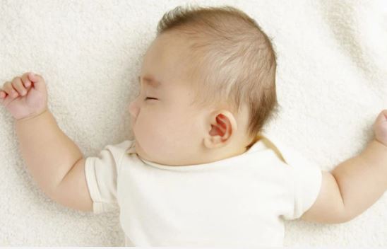 Đến tháng tuổi này mà trẻ vẫn nằm ngủ nghiêng cổ sang 1 bên thì cha mẹ chú ý đưa con đi khám ngay