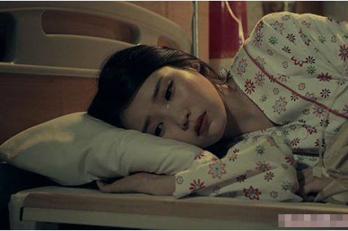 Đêm tân hôn vừa cởi áo vợ ra, chồng tím mặt sững sờ đóng ngay khuy lại rồi nói một câu chua chát