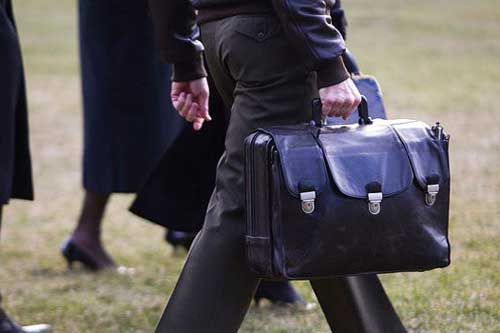 Lý do 'chiếc cặp hạt nhân' luôn kè kè bên các tổng thống Mỹ